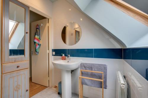 濱海莫厄朗的住宿－Ti Cairn，浴室配有盥洗盆和浴缸。