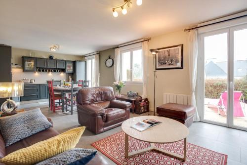 un salon avec un canapé et une table dans l'établissement Ti Cairn, à Moëlan-sur-Mer