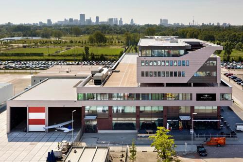 an aerial view of a building with a parking lot at Fletcher Hotel-Restaurant Wings-Rotterdam in Rotterdam
