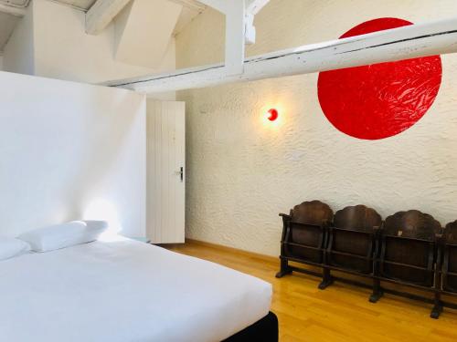 sypialnia z łóżkiem i czerwonym obrazem na ścianie w obiekcie Legrenzi Rooms w Mestre