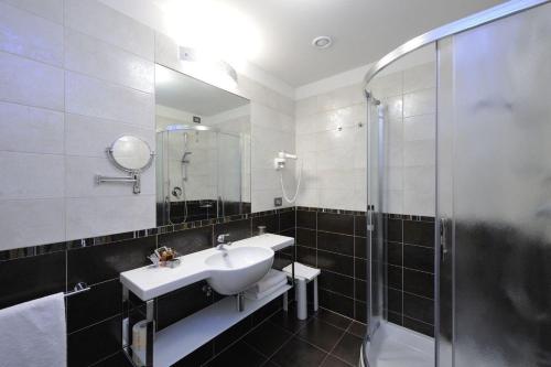 y baño con lavabo y ducha. en Hotel Lido Bibione Beach en Bibione