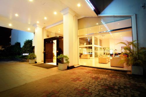 a store front of a building with plants in it at Ramadia Ran Mal Holiday Resort in Moratuwa