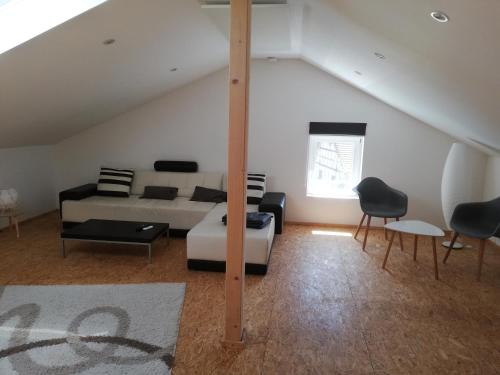 ein Wohnzimmer mit einem Bett und einem Sofa in der Unterkunft fewoflagmeier Meidelstetten I Maisonetten Wohnung Alb in Hohenstein