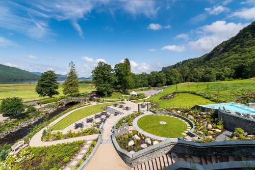 - une vue aérienne sur un parc dans les montagnes dans l'établissement Lodore Falls Hotel & Spa, à Keswick