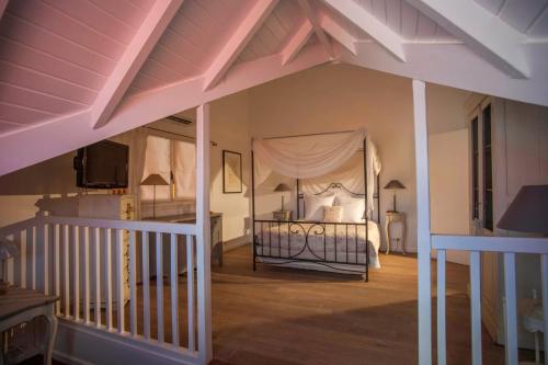1 dormitorio con 1 cama con dosel en Dream Villa Gustavia 868, en Gustavia