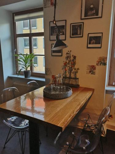 a table with a tire on top of it at 36 Phô Cô Hotel & Suites in Weimar
