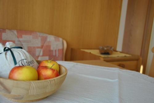 un tazón de manzanas y una bolsa en una mesa en das Luggi Appartements, en Reith im Alpbachtal