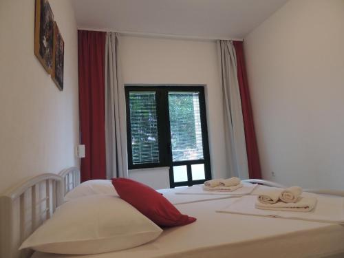 Ένα ή περισσότερα κρεβάτια σε δωμάτιο στο Apartments Suljic - Cash Only Property