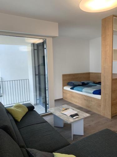 En eller flere senge i et værelse på Greenbay Golf Apartments