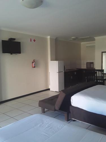 Letto o letti in una camera di Bayside Hotel Empangeni