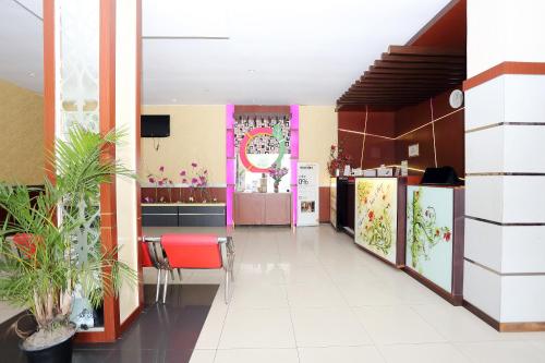 帕朗卡拉亞的住宿－Sans Hotel City Inn Palangkaraya，一间设有厨房和用餐室的客房