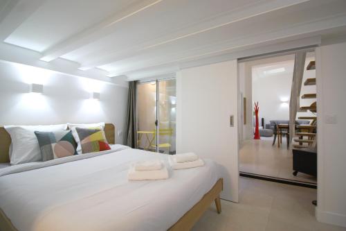 Ένα ή περισσότερα κρεβάτια σε δωμάτιο στο Apartments Paris Centre - At Home Hotel
