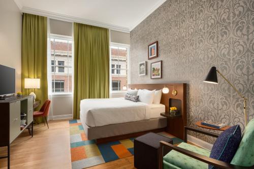 Un pat sau paturi într-o cameră la Hotel Indigo - Winston-Salem Downtown, an IHG Hotel