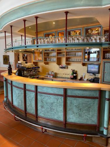 un bar con bancone in legno in camera di Hotel-Skischule Krallinger a Obertauern