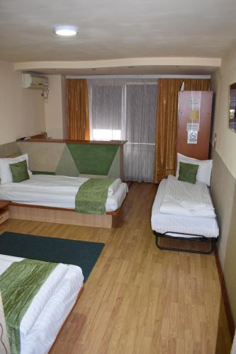 Säng eller sängar i ett rum på Hotel Zimbru