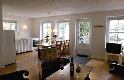 een woonkamer met een tafel en een eetkamer bij Nymarksminde in Vodskov