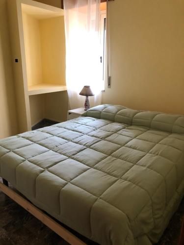 1 dormitorio con 1 cama grande y ventana en Ka suporti, en Civita