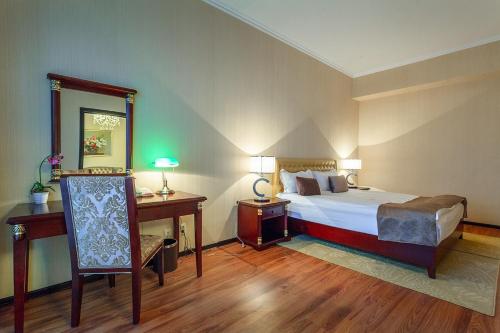 REIKARTZ PARK ASTANA ex-Royal Park Hotel & SPA tesisinde bir odada yatak veya yataklar