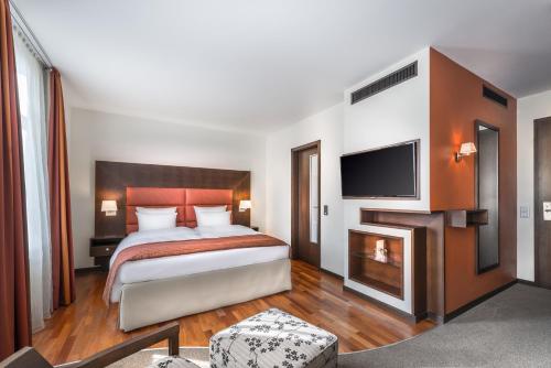 a hotel room with a bed and a fireplace at Aparthotel Treudelberg Hamburg in Hamburg