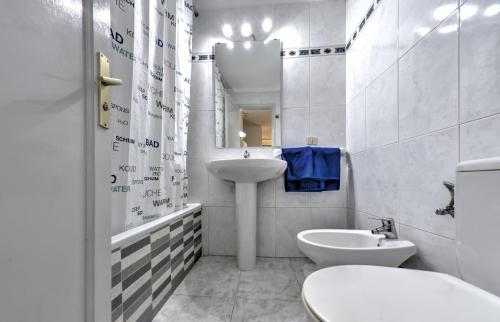 une salle de bain blanche avec un lavabo et des toilettes dans l'établissement Apartamentos Luz Y Mar, à Puerto del Carmen