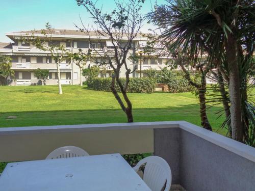 un tavolo bianco e sedie su un balcone con un edificio di Apartment Green Marine- Palme- Ismare-1 by Interhome a Silvi Marina