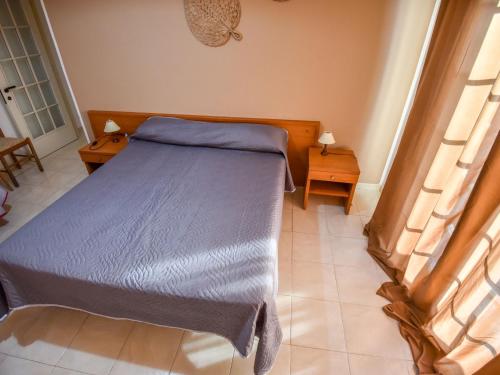 een slaapkamer met een bed en 2 nachtkastjes bij Apartment Green Marine- Palme- Ismare-7 by Interhome in Silvi Marina