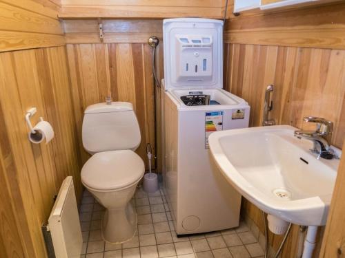 Ванная комната в Holiday Home Kuusimaja by Interhome
