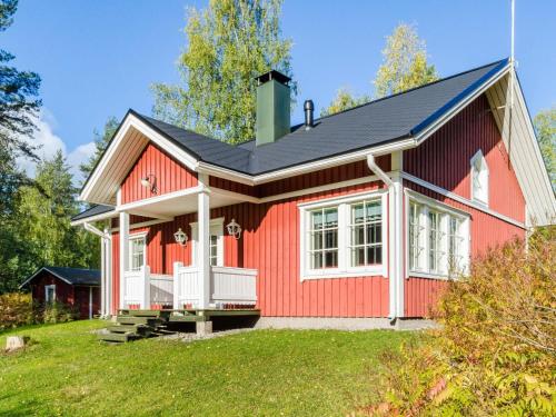 una casa roja con techo negro en Holiday Home Käränkämökki by Interhome en Kolinkylä