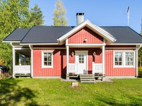 una casa roja con techo negro en Holiday Home Käränkämökki by Interhome en Kolinkylä