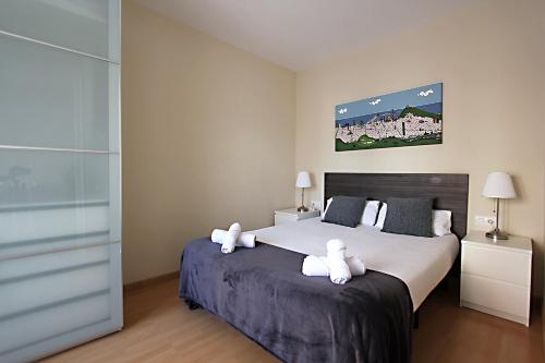 Una cama o camas en una habitación de MUNNE - Spacious apartments FC Barcelona