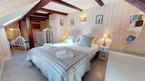 コルマールにあるLe Clos bartholdiの木製の壁のベッドルーム1室(ベッド1台付)