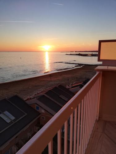 a sunset from the balcony of a condo at LA TERRAZZA SUL TIRRENO in Nettuno