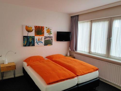 Een bed of bedden in een kamer bij Hotel B&B Seahorse