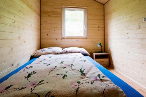 Tempat tidur dalam kamar di Domki Pod Wiązem Solina 20