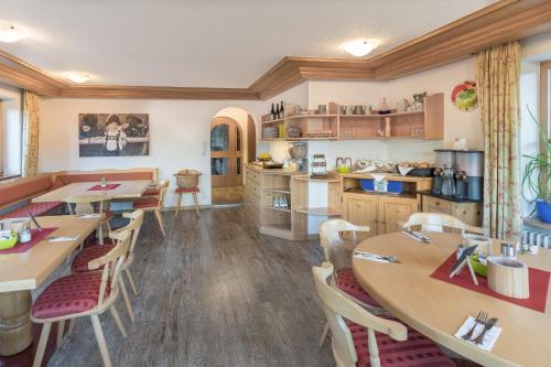 un ristorante con tavoli e sedie e una cucina di Gästehaus Birkenhof a Oberstdorf