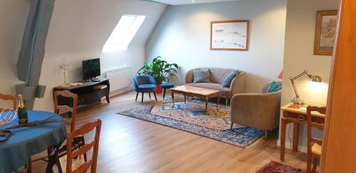 un soggiorno con divano e tavolo di Gite Renaissance a Amboise