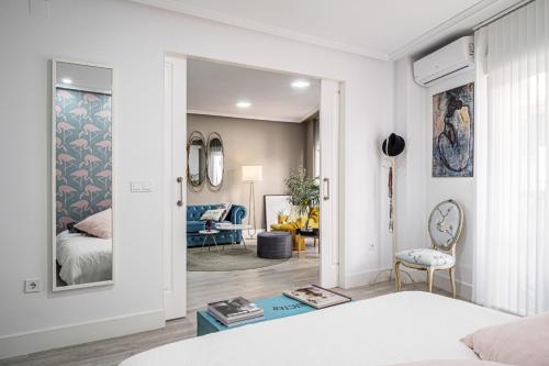 ein Schlafzimmer mit einem Bett und ein Wohnzimmer in der Unterkunft Deluxe Rue Bohème in Plasencia