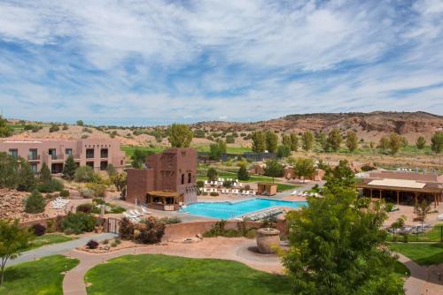 Santa Ana Pueblo的住宿－Hyatt Regency Tamaya South Santa Fe，享有带游泳池的度假村的空中景致