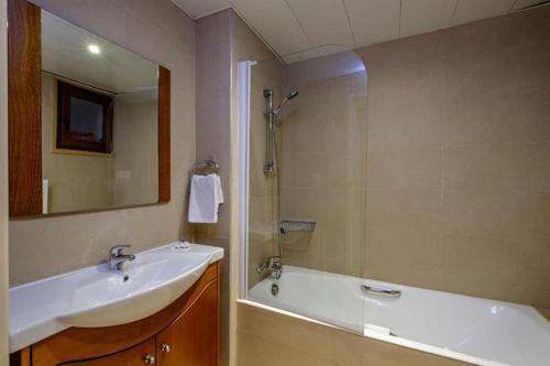 Koupelna v ubytování Les Palmiers Beach Boutique Hotel & Luxury Apartments