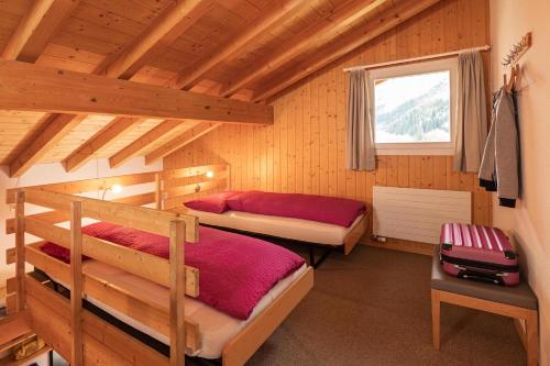 格林德瓦的住宿－奧攀布萊克酒店，一间卧室设有两张双层床和一扇窗户。