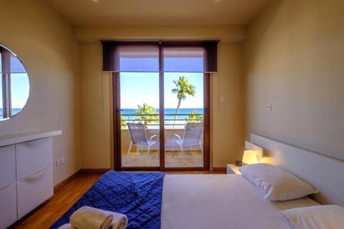Кровать или кровати в номере Les Palmiers Beach Boutique Hotel & Luxury Apartments