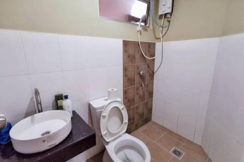 a bathroom with a toilet and a sink at Comfort home 5min to Airport 15min to city center 近机场 适合小家庭 安静小区 in Penampang