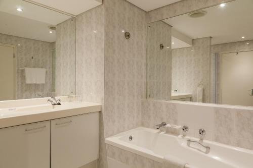 A bathroom at Dolphin Beach Hotel Self Catering Apartments