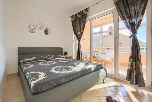 Sunny apartment near sea
