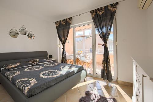 Sunny apartment near sea