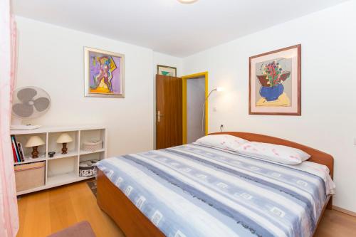 a bedroom with a large bed in a room at Crni in Drenje