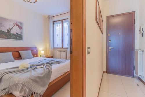 A bed or beds in a room at Patrizia's House Varenna