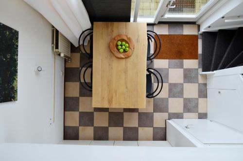 a bowl of green apples on a wall in a bathroom at Buitenplaats De Mechelerhof in Mechelen