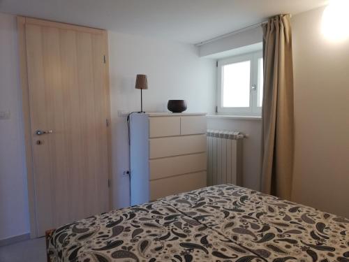 une chambre avec un lit et une fenêtre dans l'établissement Vila Flori, à Koper