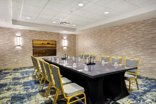 Zona business o sala conferenze di Hotel Indigo Kansas City - The Crossroads by IHG